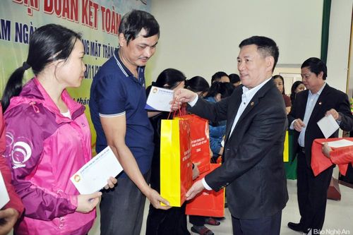 Tổng Kiểm toán Nhà nước Hồ Đức Phớc chung vui Ngày hội Đại đoàn kết tại thành phố Vinh