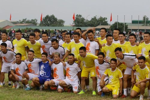 Nguyên Mạnh và cầu thủ SLNA đá giao hữu kêu gọi được gần 230 triệu đồng ủng hộ đồng bào lũ lụt