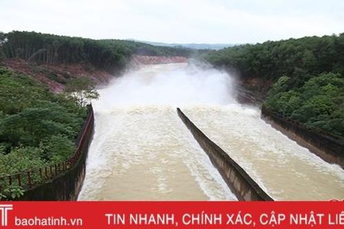 Nhiều hồ chứa lớn ở Hà Tĩnh đồng loạt xả tràn, điều tiết nước