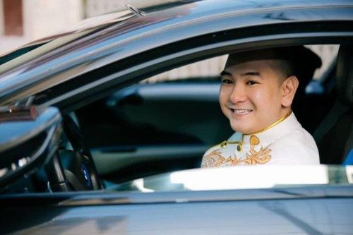 Lộ diện xe hoa hàng độc 7,5 tỷ của chú rể Xemesis lái đến rước dâu