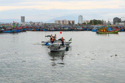 Tiến gần vào đất liền, bão số 13 tăng sức mạnh, giật cấp 17