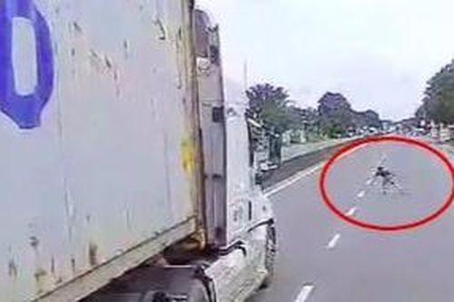 Clip: Nam thanh niên cố tình lao vào đầu xe ô tô tự tử khiến tài xế hoảng hốt