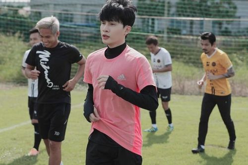 Diễn viên Huy Khánh choáng váng vì fan Jack mai phục quá đông