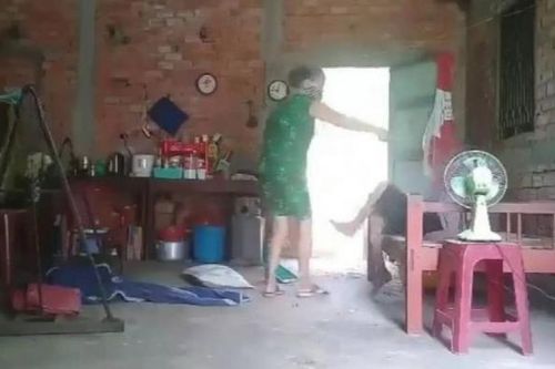 Truy tố người phụ nữ đánh đập, đổ chất thải lên người mẹ già do không được để lại tài sản