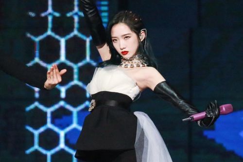 Vì dàn backup dancer mà 'người tình màn ảnh của Tiêu Chiến' Mạnh Mỹ Kỳ hát hay nhảy đẹp cũng vô ích