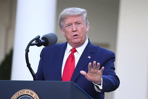 Ông Trump gây chú ý với màu tóc mới khi xuất hiện tại Nhà Trắng