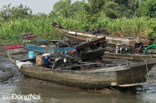Bắt giữ 8 thuyền bơm hút cát trái phép trên sông Đồng Nai