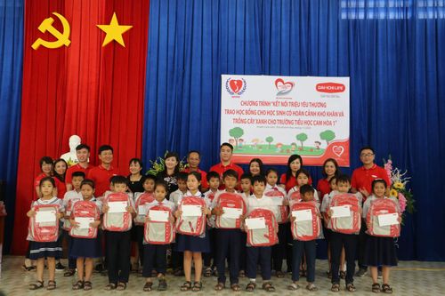 Trao 80 suất học bổng cho học sinh có hoàn cảnh khó khăn