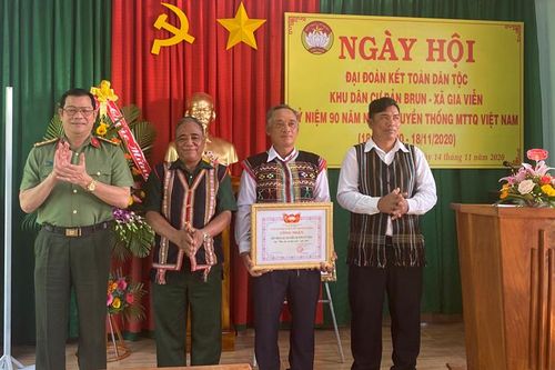 Giám đốc Công an tỉnh chung vui ngày hội đại đoàn kết với Nhân dân Bản Brun (Gia Viễn, Cát Tiên)