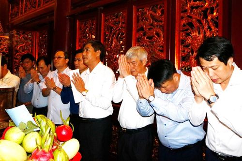 Đoàn cán bộ lãnh đạo tỉnh Sơn La dâng hương tưởng niệm các Vua Hùng
