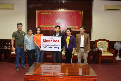 Báo Khánh Hòa – Báo Quảng Trị hỗ trợ người dân và các trường học bị thiệt hại do mưa lũ