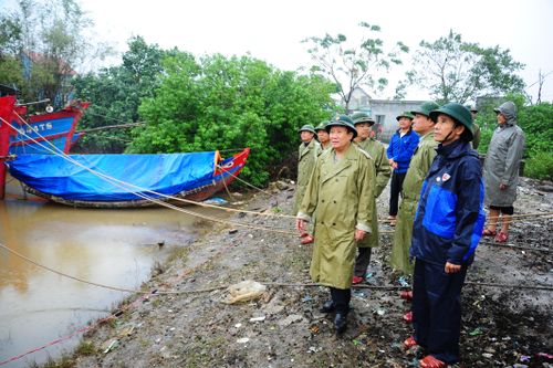 Phó Chủ tịch Thường trực UBND tỉnh Hà Sỹ Đồng kiểm tra công tác phòng, chống bão số 13 tại huyện Gio Linh