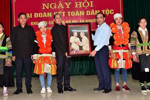 Đồng chí Bí thư Tỉnh ủy Chẩu Văn Lâm dự Ngày hội Đại đoàn kết tại khu dân cư Nà Hu