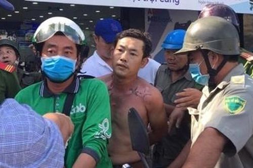 Tẩm xăng vào người rồi vào ngân hàng đe dọa cướp