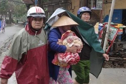 Lực lượng Công an tích cực phối hợp giúp dân tránh bão số 13