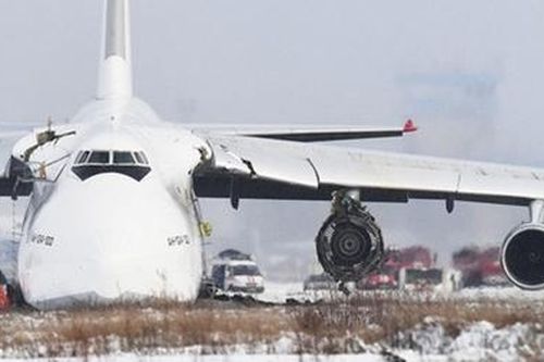 Siêu vận tải cơ An-124 nổ động cơ, trượt khỏi đường băng