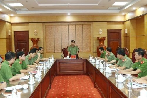 Công an Quảng Bình sát cánh với người dân phòng chống bão số 13