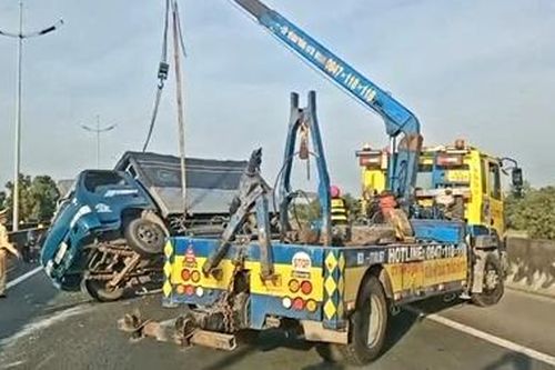 Xe tải nổ lốp lật ngang, hàng loạt phương tiện chôn chân trên cao tốc