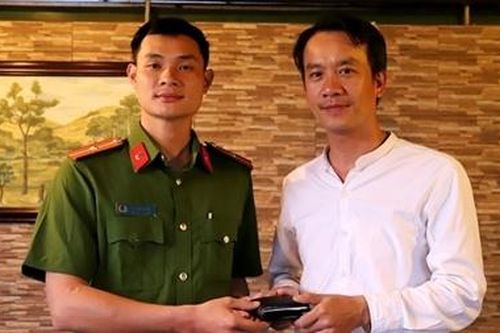Giúp mẹ trả 50 triệu đồng cho người đánh rơi