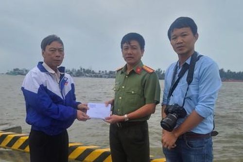 Báo Công an TPHCM tiếp tục trao quà cho bà con tại Quảng Nam