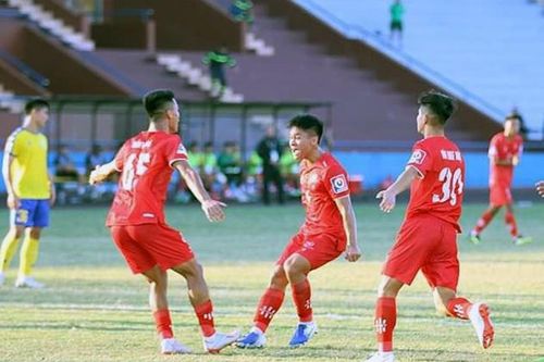 Đội bóng bầu Hiển tặng Phú Thọ đánh bại bầu Đức để thăng hạng