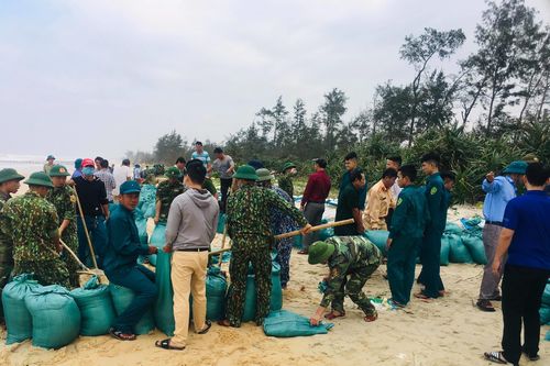 'Cuồng phong' Vamco đi nhanh hơn dự kiến, Huế đổi thời gian cấm dân ra khỏi nhà
