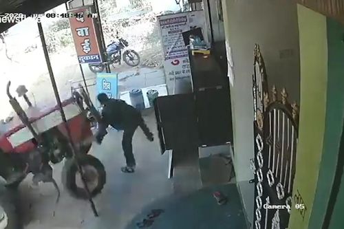 Kinh hãi công nông tông bay người dân đứng trên vỉa hè