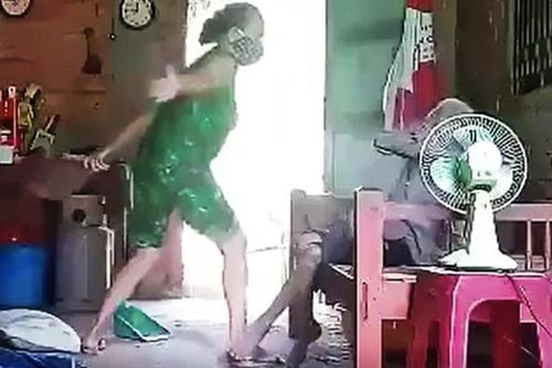 Đề nghị truy tố người phụ nữ đánh đập, xúc rác đổ đầu mẹ già ở Long An