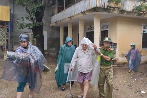 Bão số 13: Cận cảnh Thừa Thiên - Huế gấp rút di dời người dân ở vùng nguy hiểm