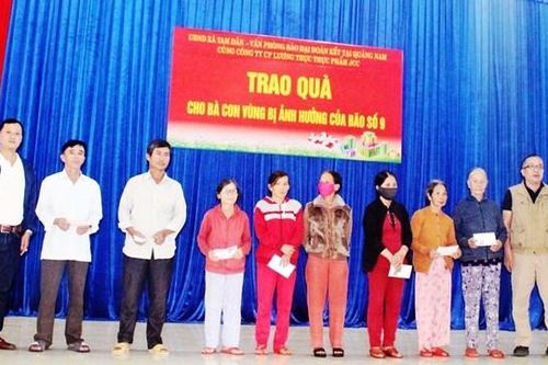 VP Báo Đại Đoàn Kết cùng nhà hảo tâm trao quà tại xã Tam Dân
