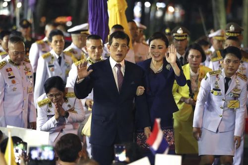 Người biểu tình Thái Lan quay lưng lại với đoàn xe hoàng gia