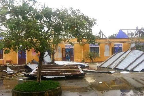 Bệnh viện, trường học tốc mái do bão Vamco
