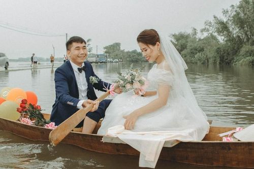 Bộ ảnh cưới 'vượt lũ' của đôi trẻ Hà Tĩnh
