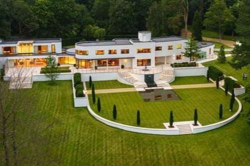Giới siêu giàu mua biệt thự cổ để sống như quý tộc