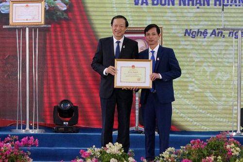 Phó chủ tịch nước thăm ngôi trường 100 tuổi