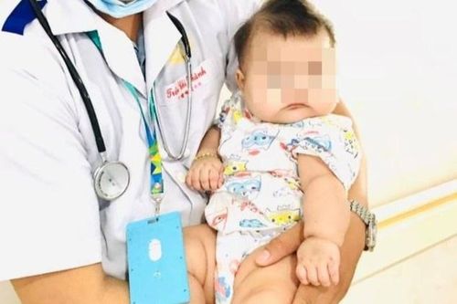 Bé trai bị thiếu máu nặng do chỉ uống sữa đặc