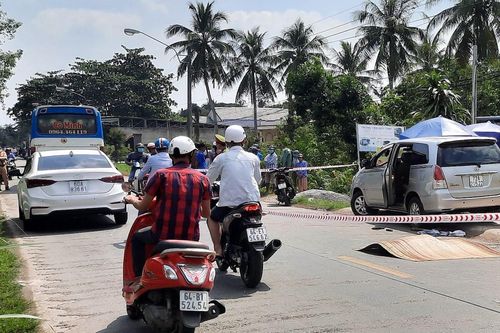 Nam thanh niên tử vong cạnh ôtô