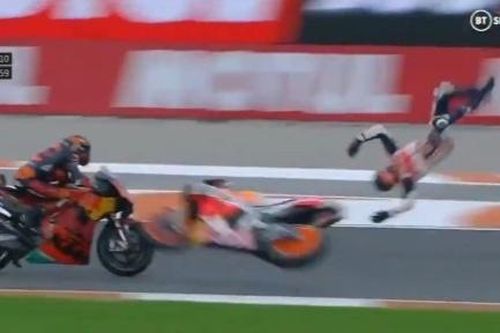 Tay đua MotoGP rơi khỏi xe