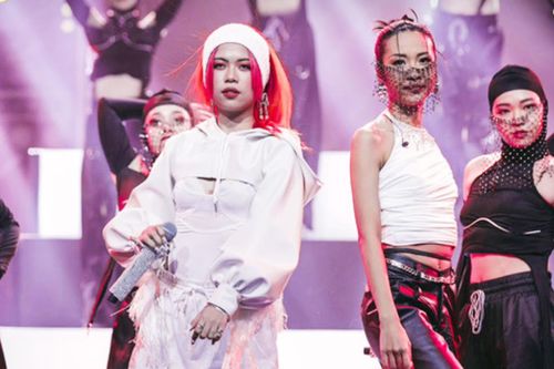 Suboi đeo mặt nạ đính đá trên sân khấu Rap Việt