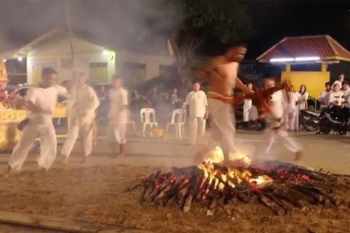 Nghi thức chạy qua đống lửa trong lễ hội ở Thái Lan