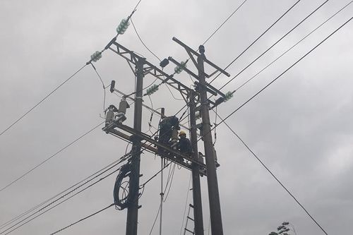 Bão Vamco làm hơn 411.000 khách hàng ở miền Trung mất điện