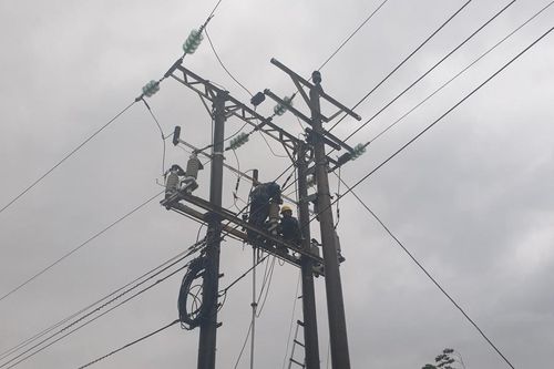 Hàng chục nghìn khách hàng ở miền Trung mất điện do bão số 13