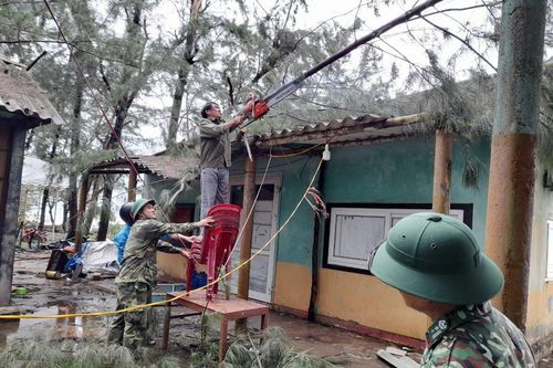 Quảng Bình: Bão số 13 làm 8 người bị thương, 231 nhà bị tốc mái