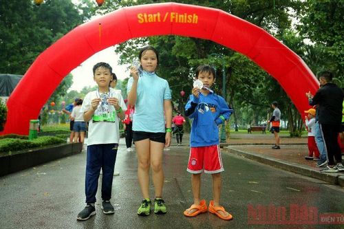 Gần 1.000 người tham gia giải chạy 'Vì người mình yêu'