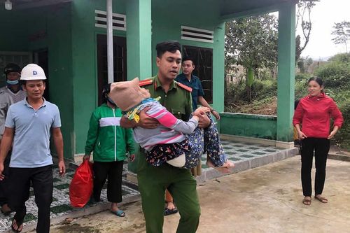 Công an Đà Nẵng hỗ trợ người dân ứng phó bão số 13
