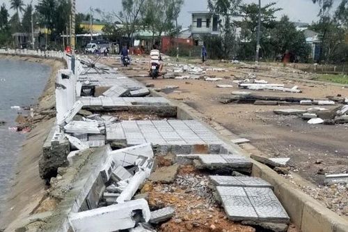 Chùm ảnh: Bão Vamco đổ bộ, miền Trung tan hoang