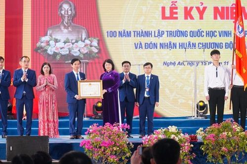 Phó Chủ tịch nước trao Huân chương Độc lập hạng Nhì cho trường 100 tuổi xứ Nghệ