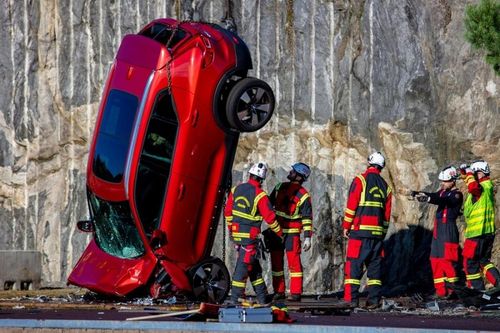 Video clip xe Volvo rơi tự do từ độ cao 30m để kiểm tra an toàn