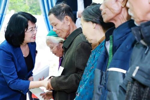 Phó Chủ tịch nước trao gần 3 tỷ đồng hỗ trợ nhân dân Nghệ An khắc phục thiệt hại do mưa lũ