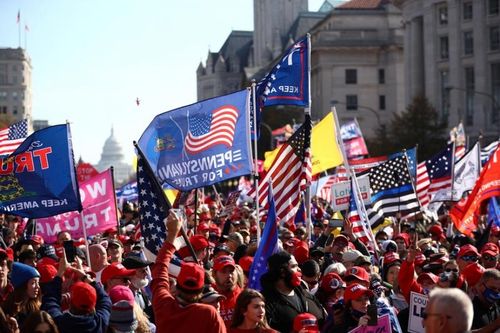 Ông Trump từ chối nhượng bộ, hàng nghìn người ủng hộ xuống đường biểu tình
